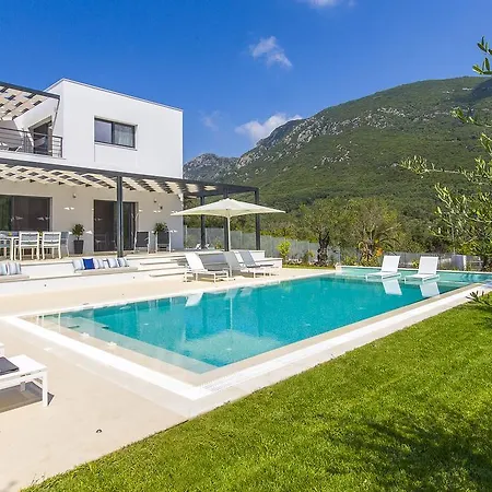 Almyra Χαλικούνας