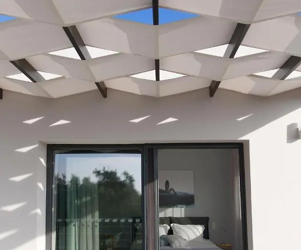 فيلة Almyra Halikounas